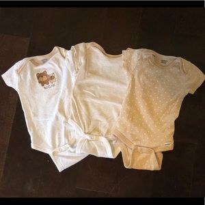 set of 3 onesies / bodysuits. 3-6 month.